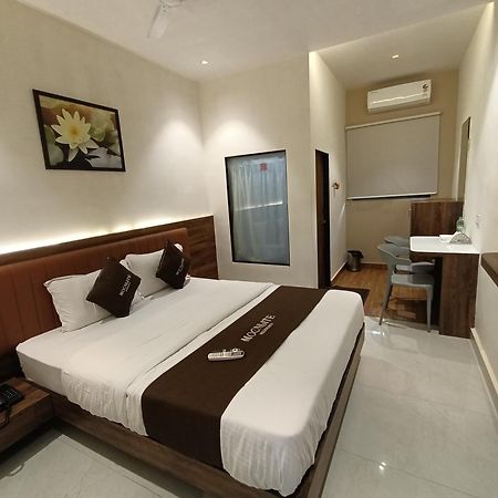 Hotel Moon Lite Residency - Marve Road Malad West Мумбаї Екстер'єр фото