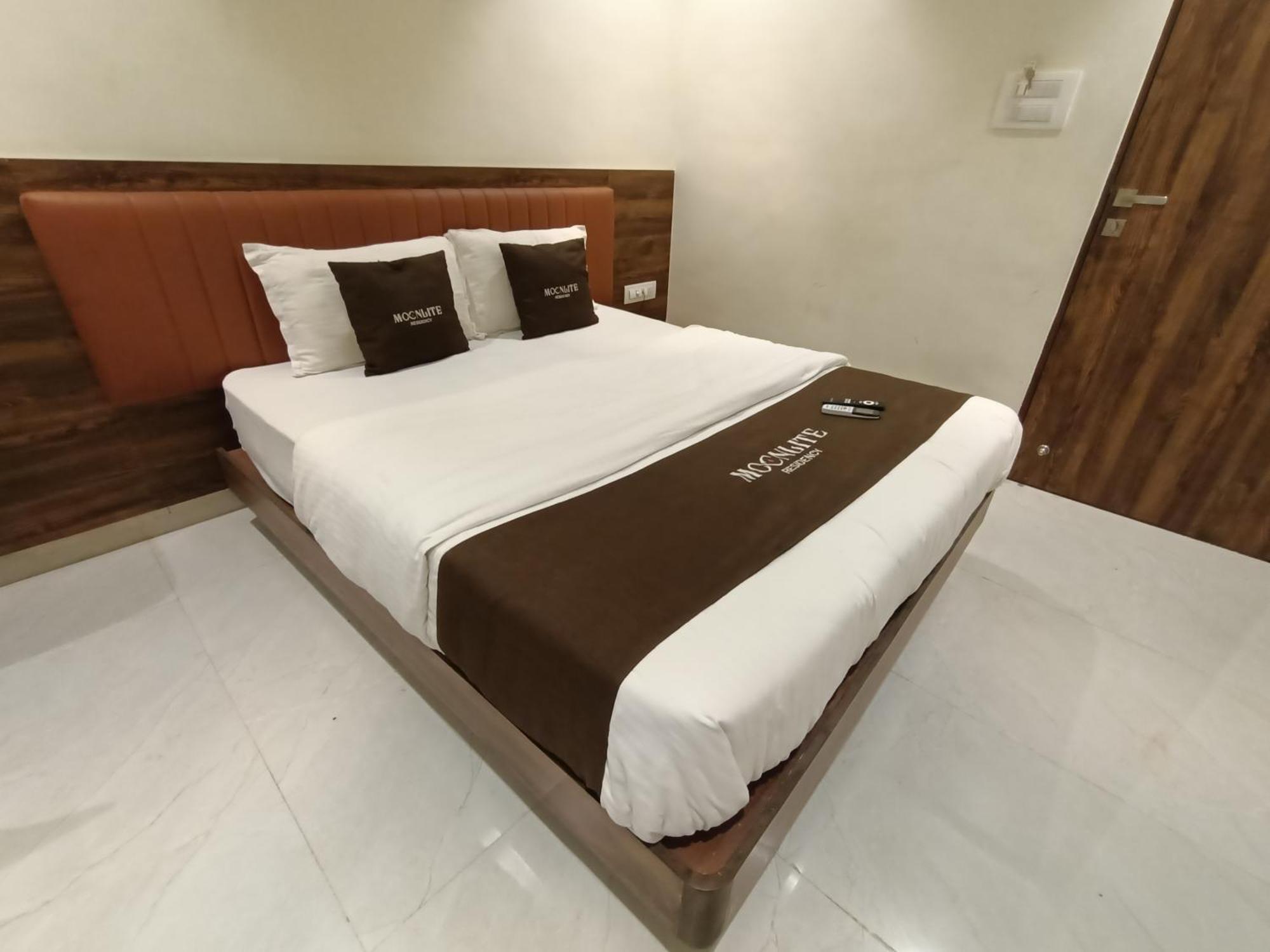 Hotel Moon Lite Residency - Marve Road Malad West Мумбаї Екстер'єр фото