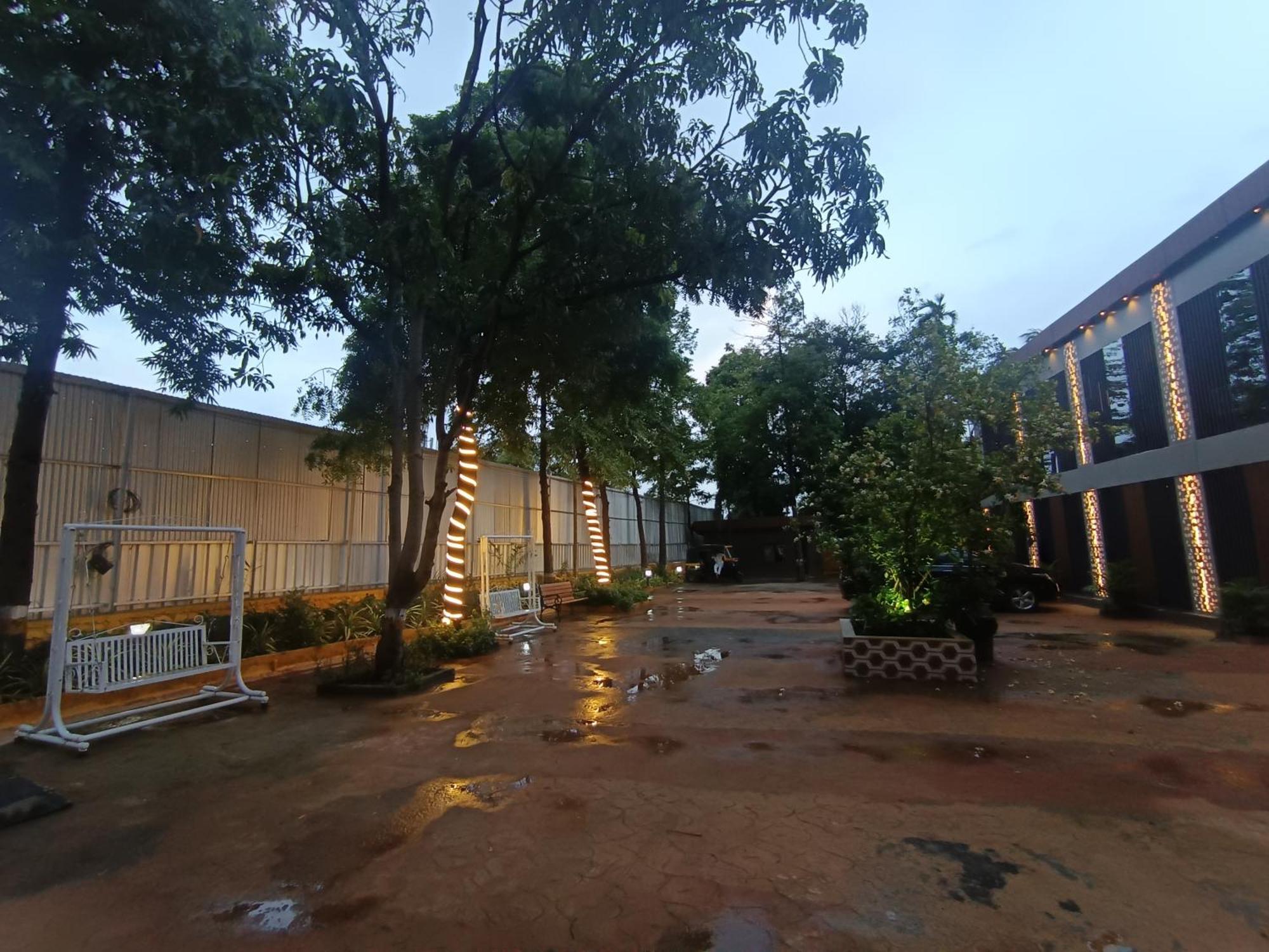 Hotel Moon Lite Residency - Marve Road Malad West Мумбаї Екстер'єр фото