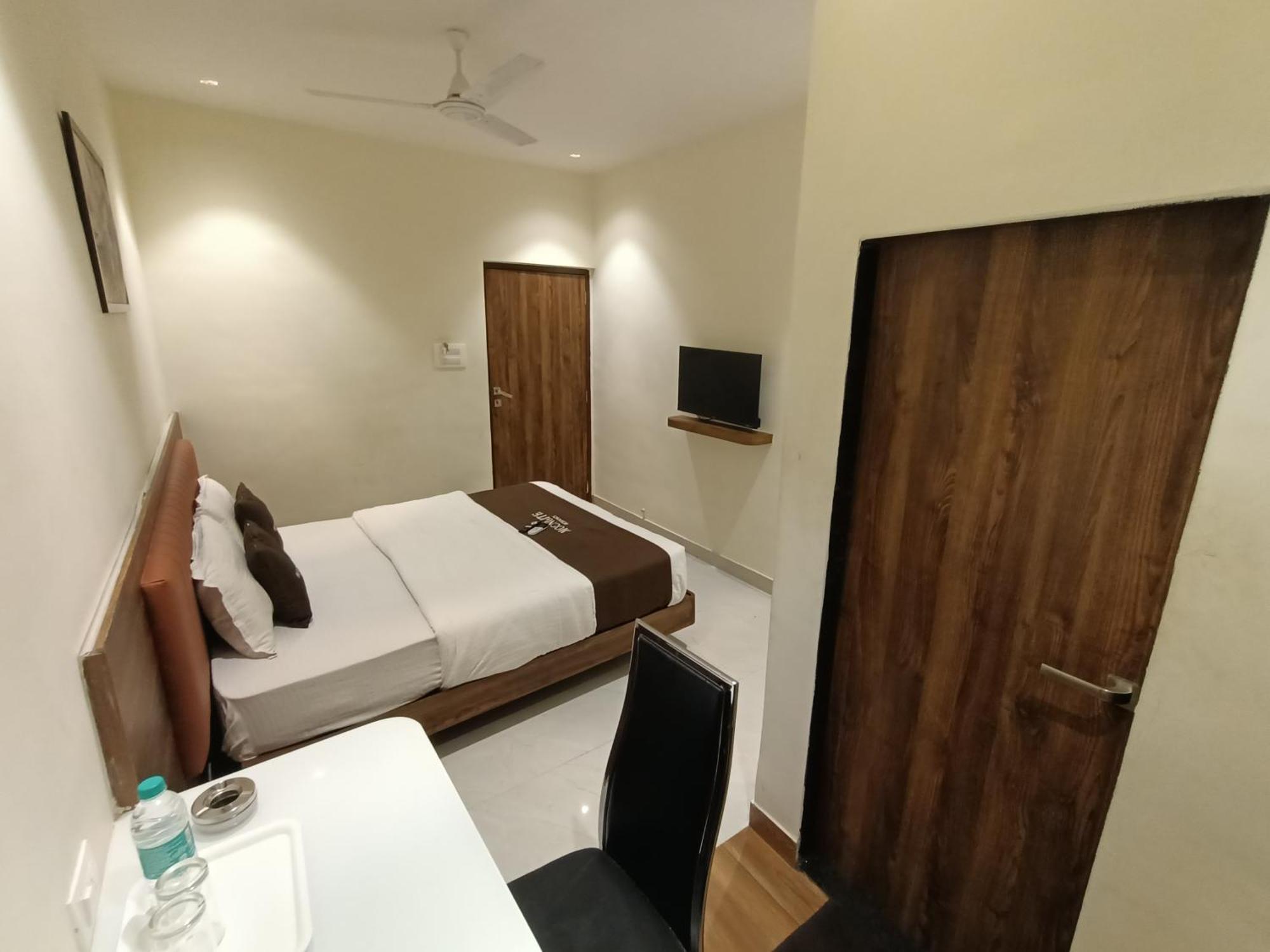 Hotel Moon Lite Residency - Marve Road Malad West Мумбаї Екстер'єр фото
