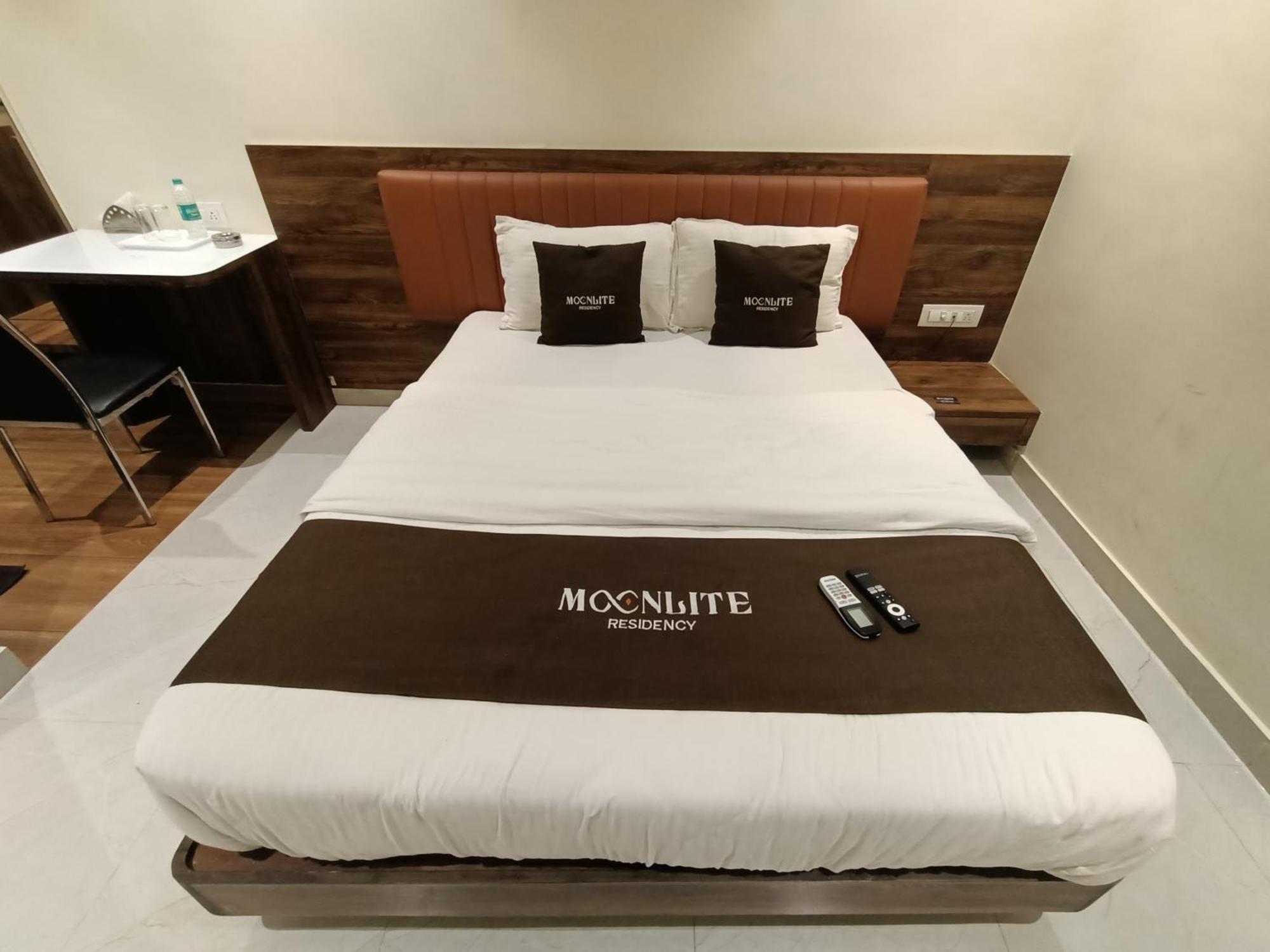 Hotel Moon Lite Residency - Marve Road Malad West Мумбаї Екстер'єр фото