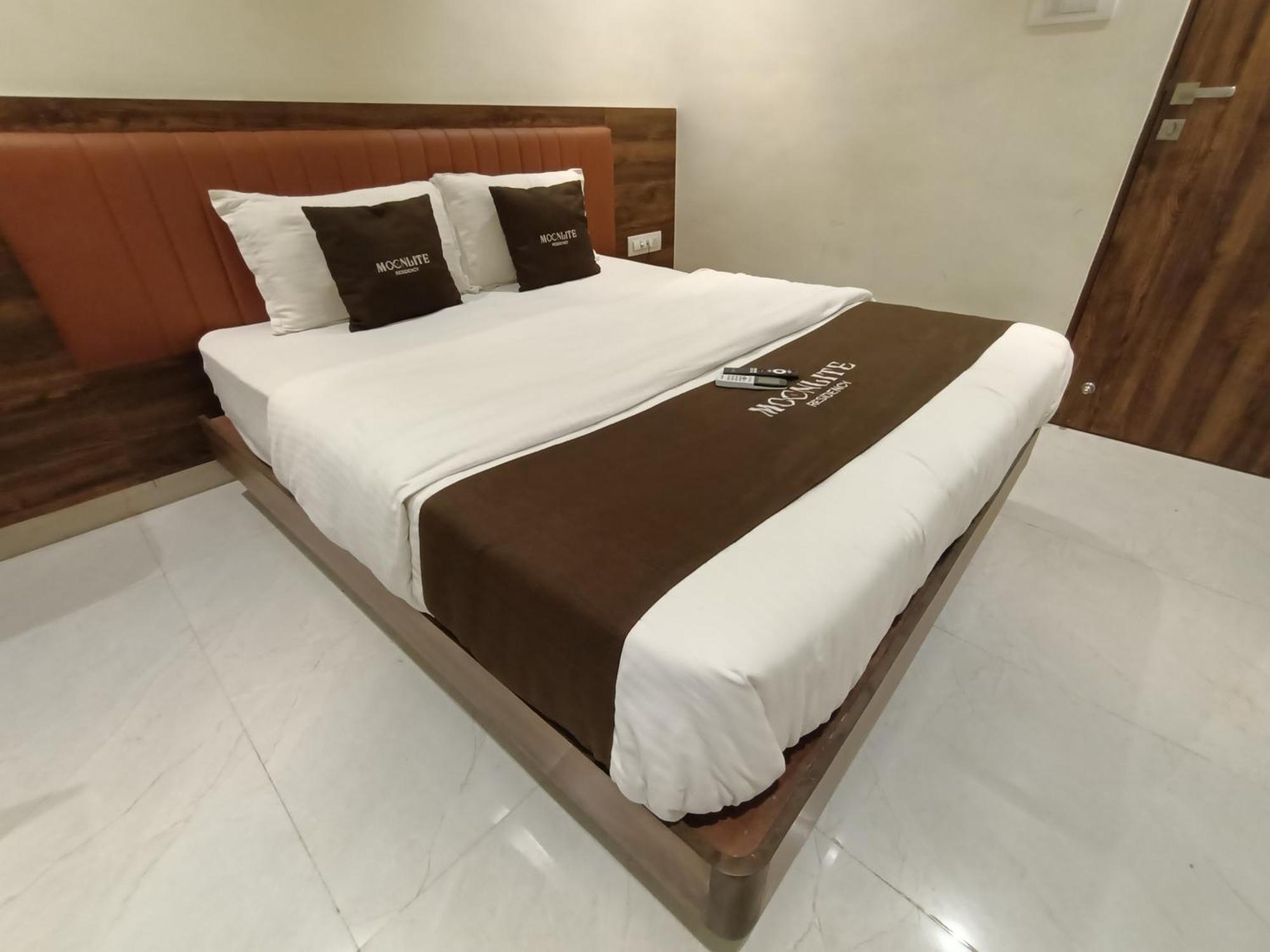 Hotel Moon Lite Residency - Marve Road Malad West Мумбаї Екстер'єр фото