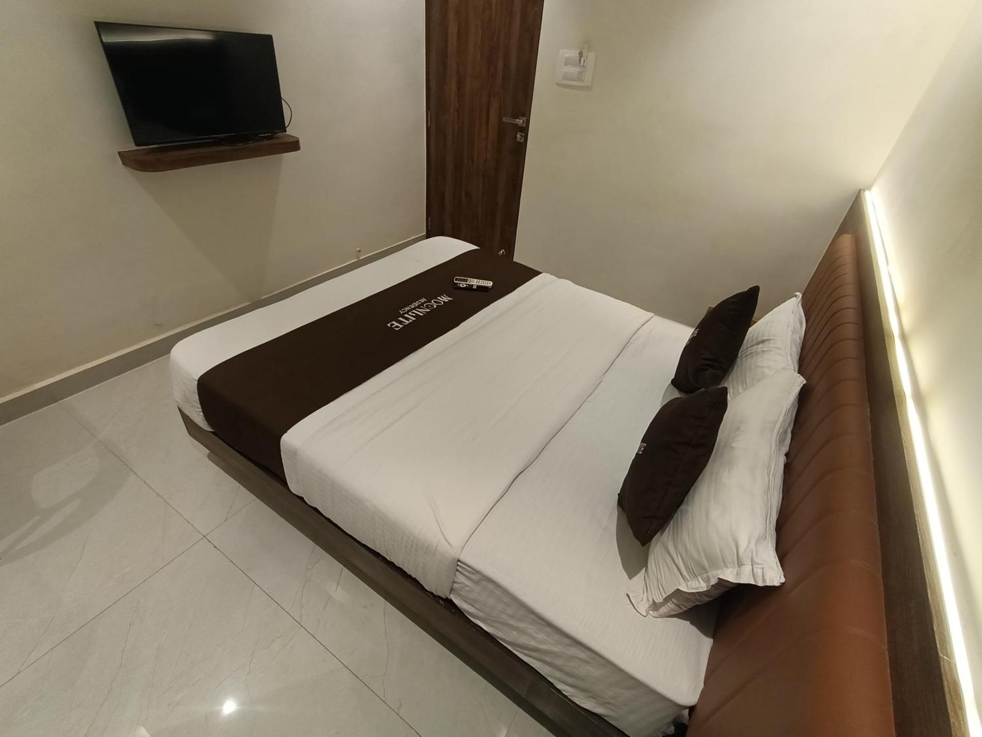 Hotel Moon Lite Residency - Marve Road Malad West Мумбаї Екстер'єр фото