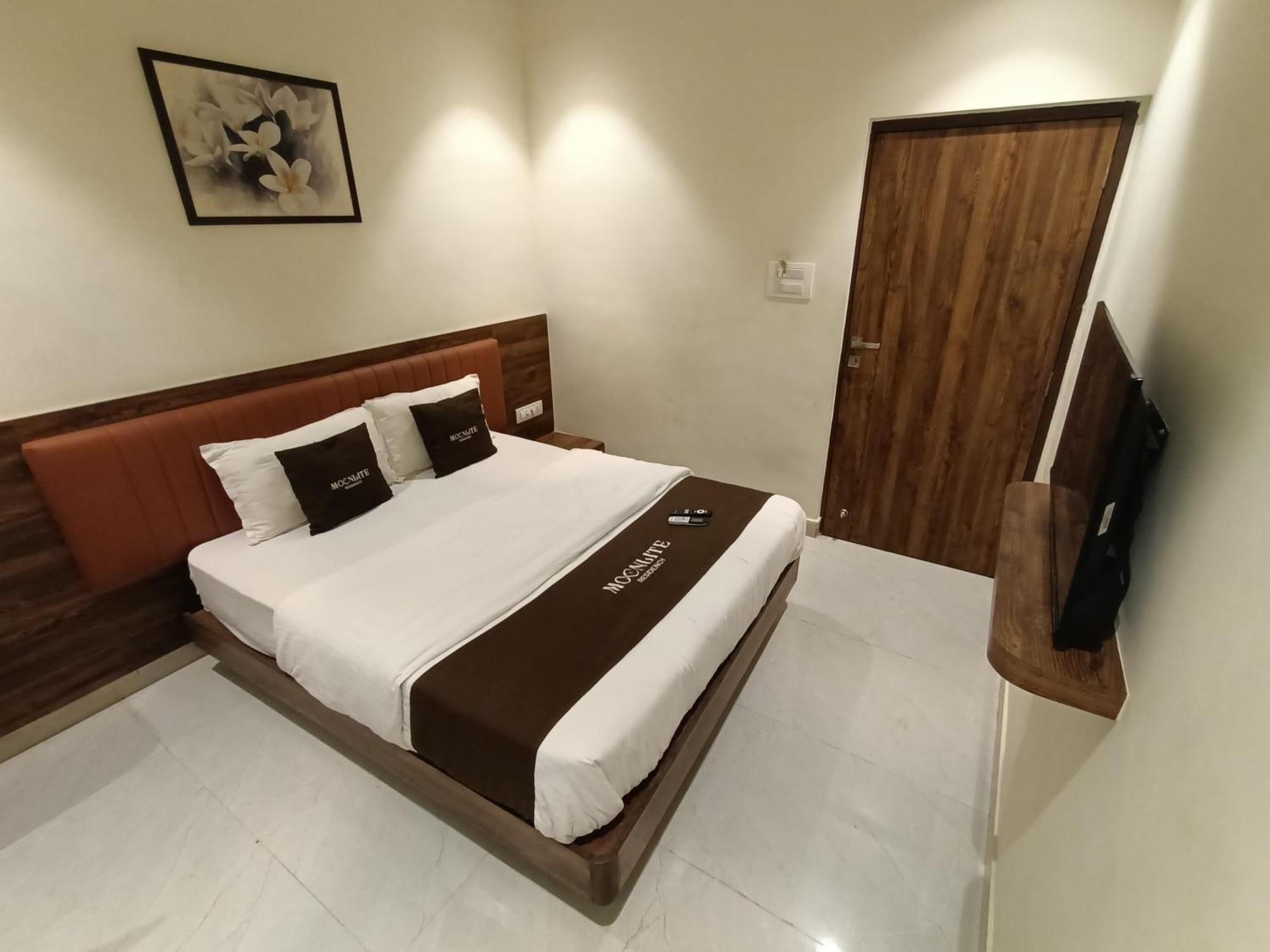 Hotel Moon Lite Residency - Marve Road Malad West Мумбаї Екстер'єр фото