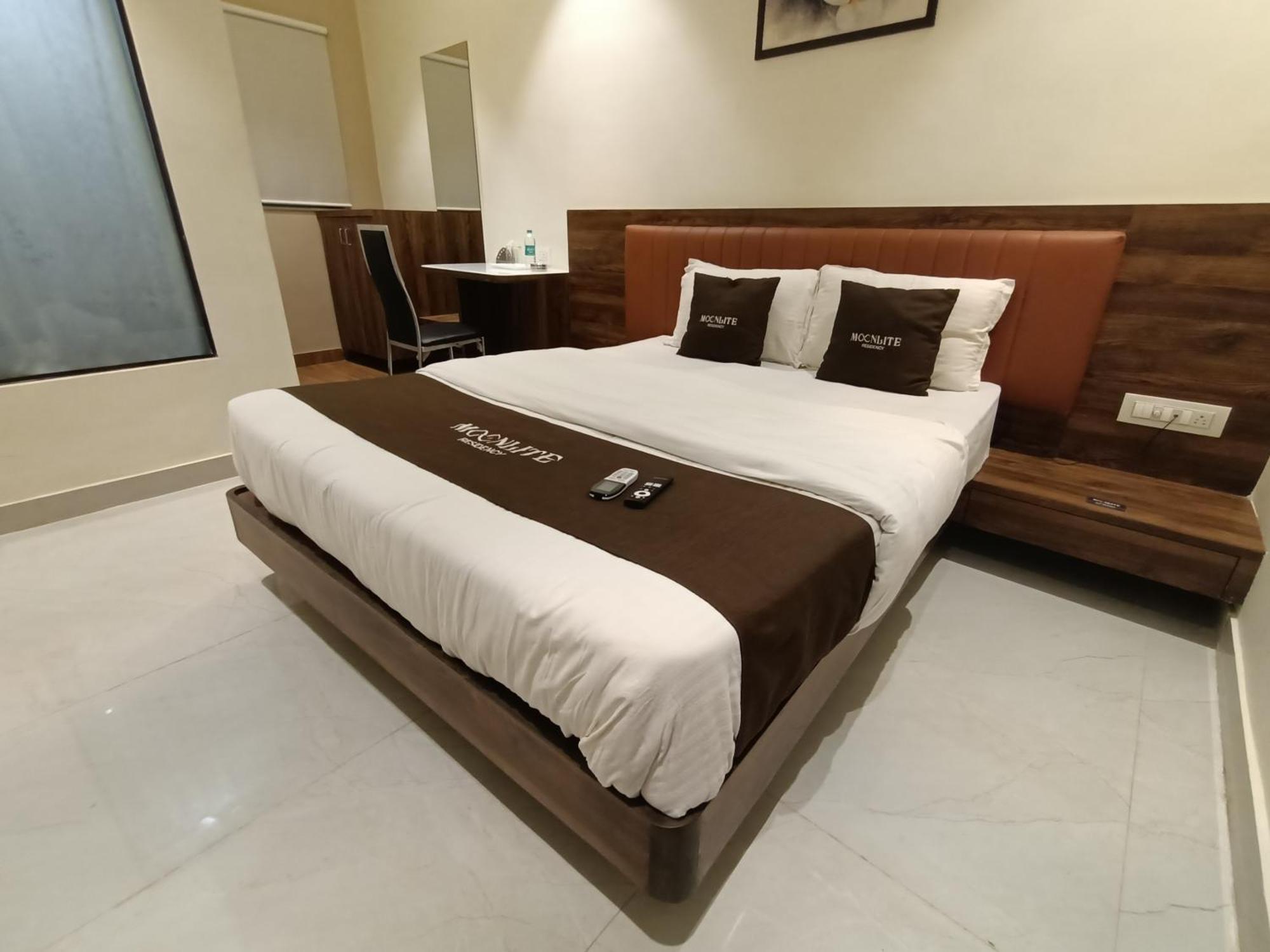 Hotel Moon Lite Residency - Marve Road Malad West Мумбаї Екстер'єр фото