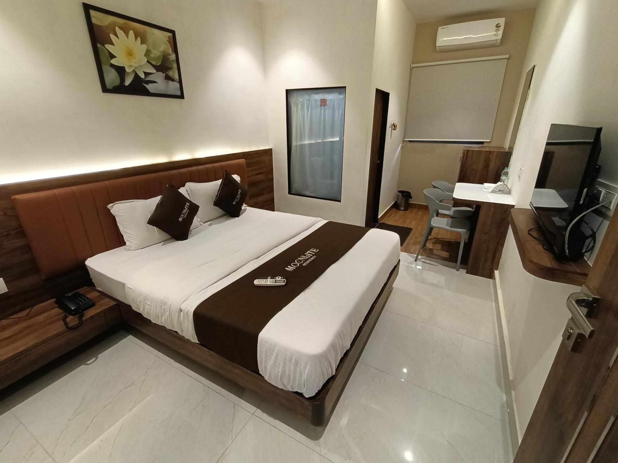 Hotel Moon Lite Residency - Marve Road Malad West Мумбаї Екстер'єр фото